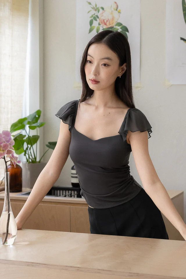 AVENNE PADDED CONTRAST CHIFFON FLUTTER SLEEVE TOP (DARK GREY)