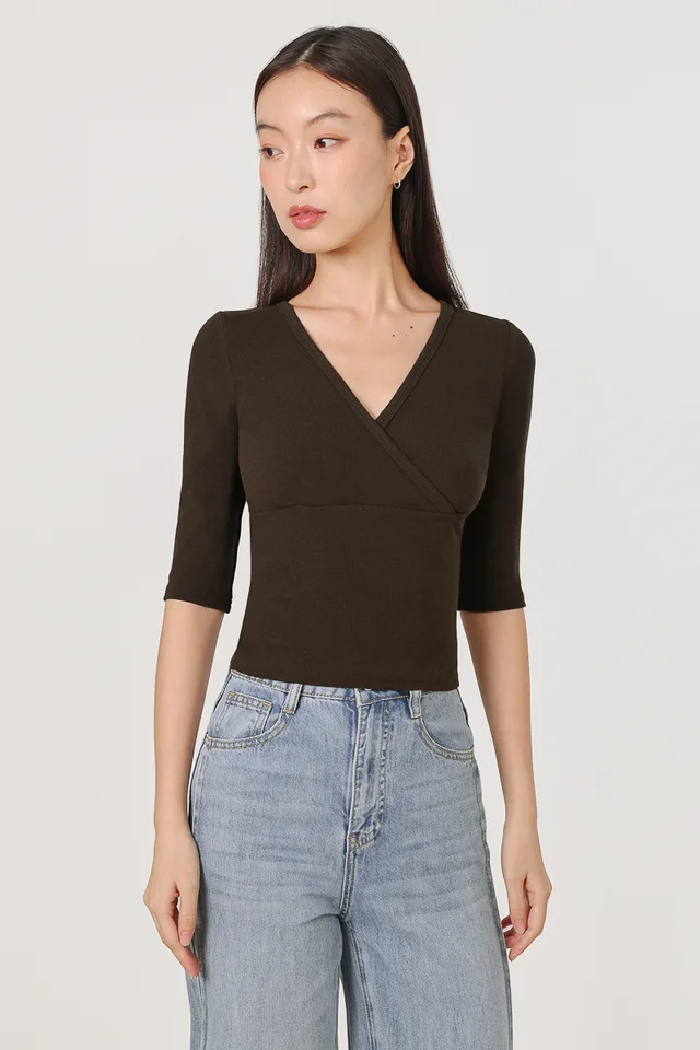 AURENNA RIBBED V-NECK WRAP SLEEVE TOP (BROWN)