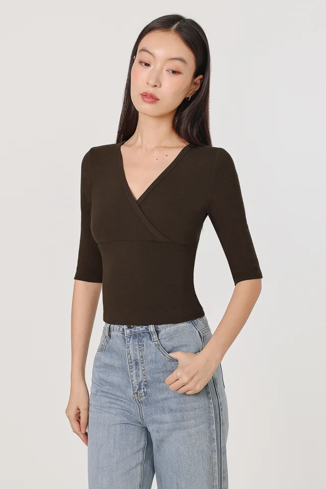 AURENNA RIBBED V-NECK WRAP SLEEVE TOP (BROWN)